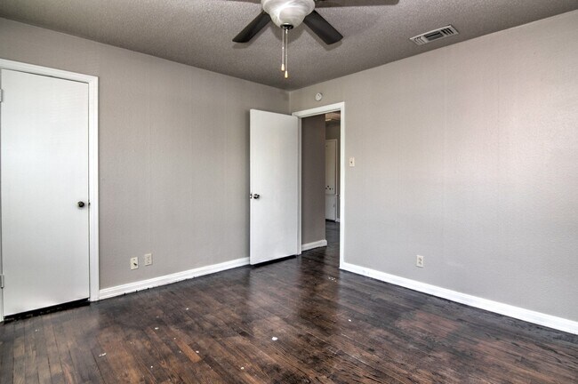 Building Photo - Eye-catching Home in Heart of Lubbock!