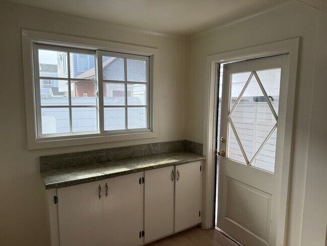 Building Photo - 105