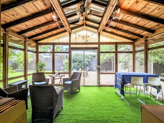 Building Photo - Remodeled Home Next To Zilker Park - 3 BR / 2 BA