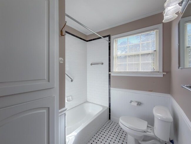 Building Photo - 514 Glenview Dr