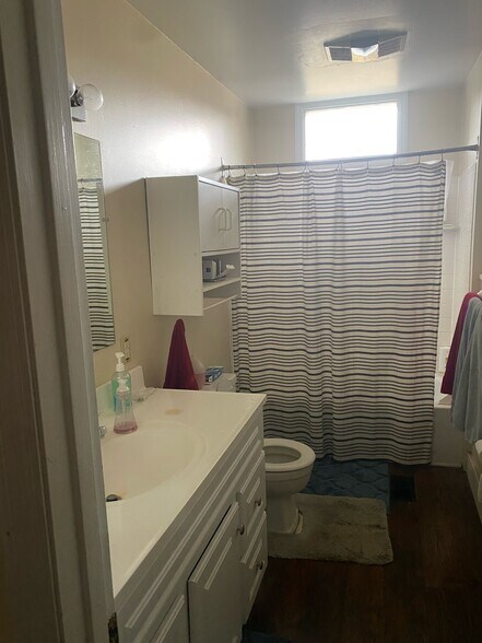1st floor full bath - 2235 Victor St