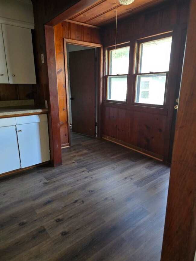 Building Photo - Spacious 2 Bedroom, 1.5 Bath Home in Sprin...