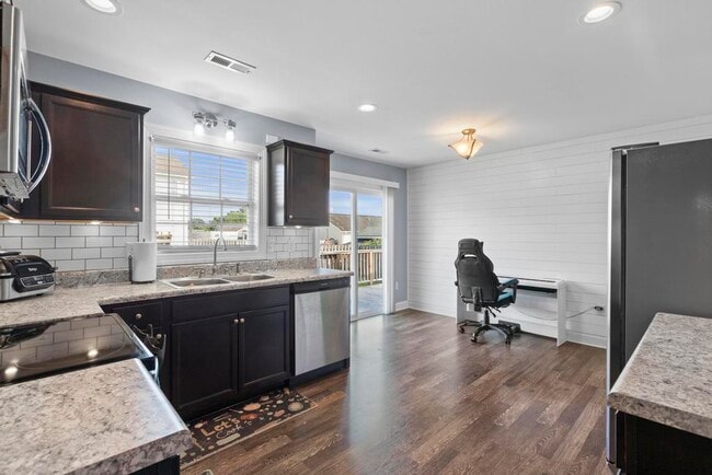 Building Photo - 301 Pine Ridge Ln
