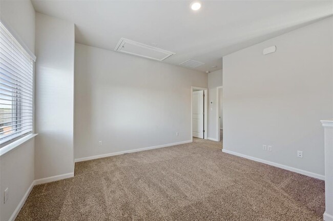 Building Photo - 102 Hedge Grn Holw