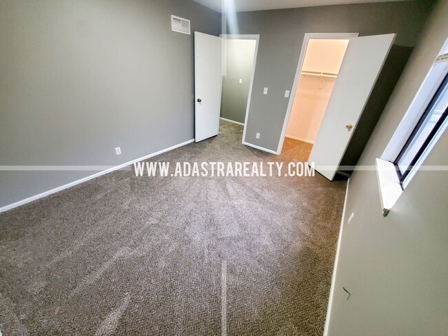 Building Photo - 1424 E Willow Dr