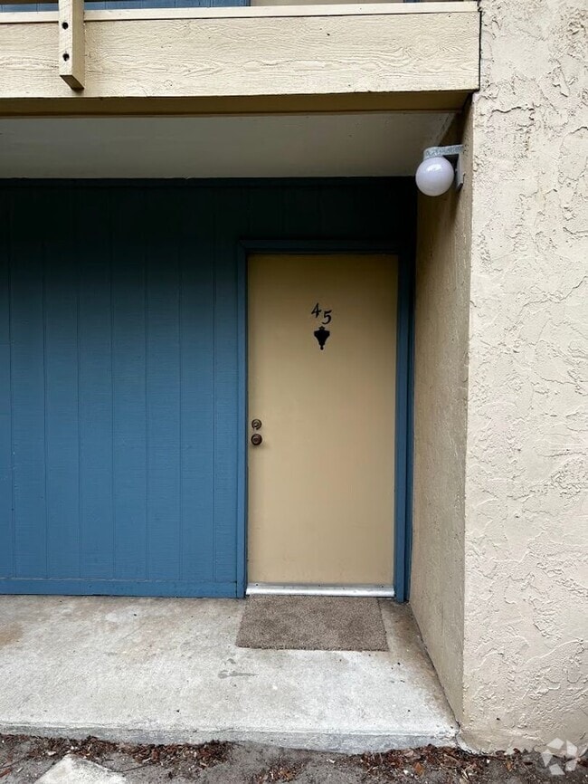 Building Photo - Location, location, location! 875 SF Unit-...