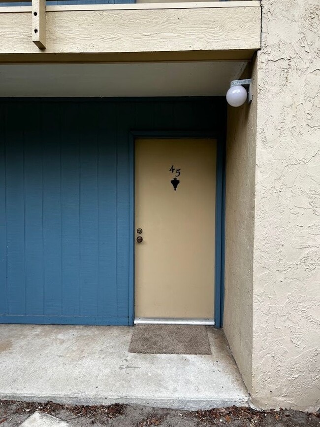 Building Photo - Location, location, location! 875 SF Unit-...