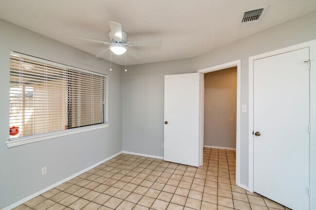 Building Photo - Charming 3 Bedroom Home