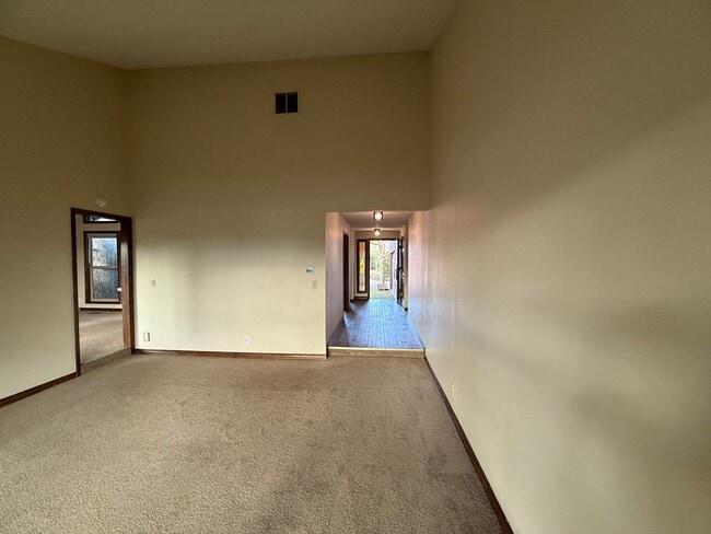 Building Photo - 1150 NW Sunnywood Ct