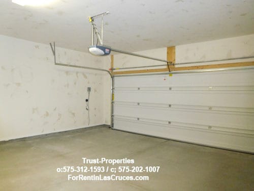Building Photo - Spacious 3/2
