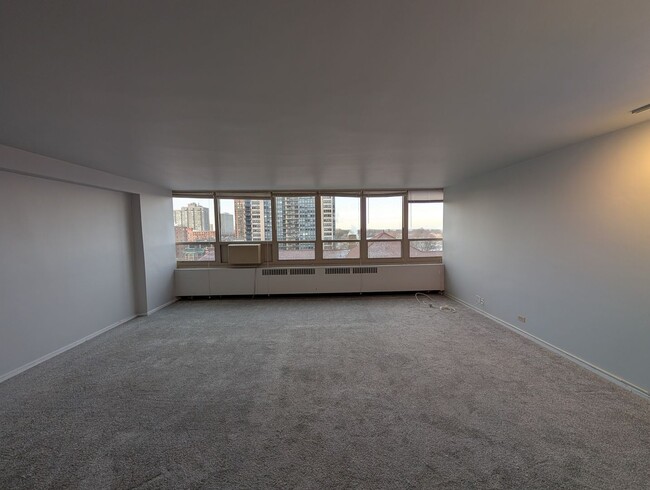 Building Photo - 2 Bed 1 Bath in Lakeview!