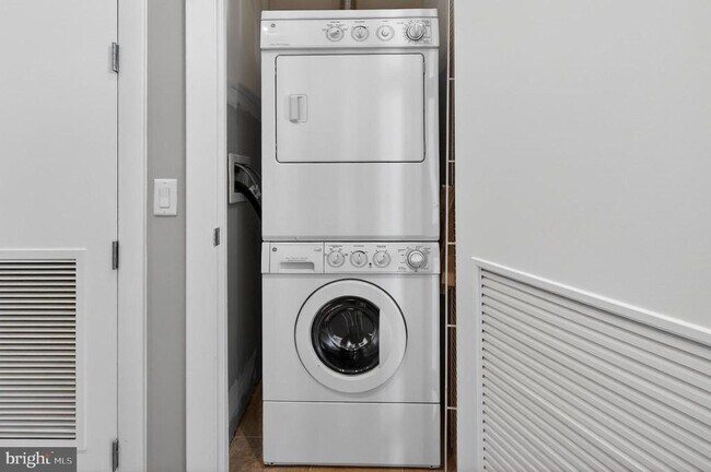 Building Photo - 811 4th St NW