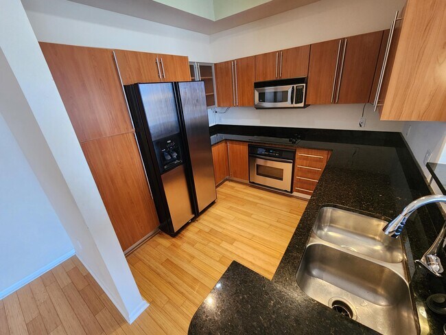 Building Photo - 1551 N Flagler Dr