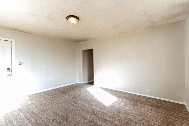 Building Photo - Freshly Renovated & Ready for You — Cozy 1...
