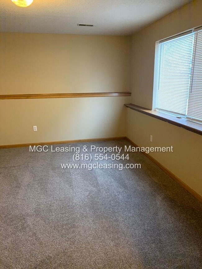 Building Photo - A Bright, Comfortable Split-Level Home in a Convenient Raymore Location