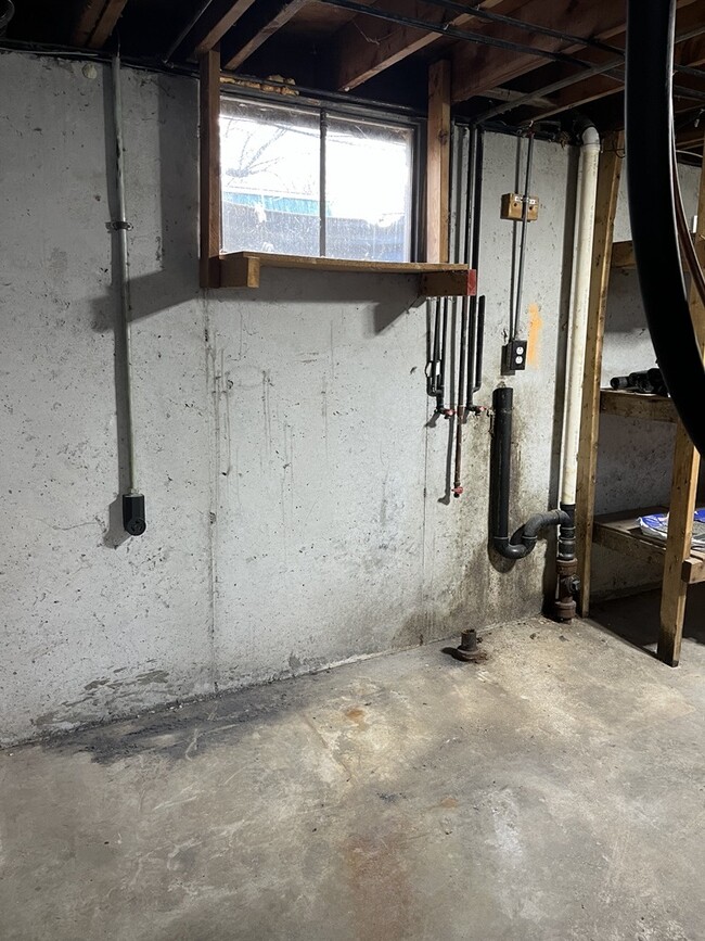 Unit H washer/dryer hookups - 5947 Raytown Rd