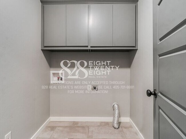 Building Photo - *AVAILABLE NOW!* Urban chic 3 bed/2.5 bath Townhome in West Norman!