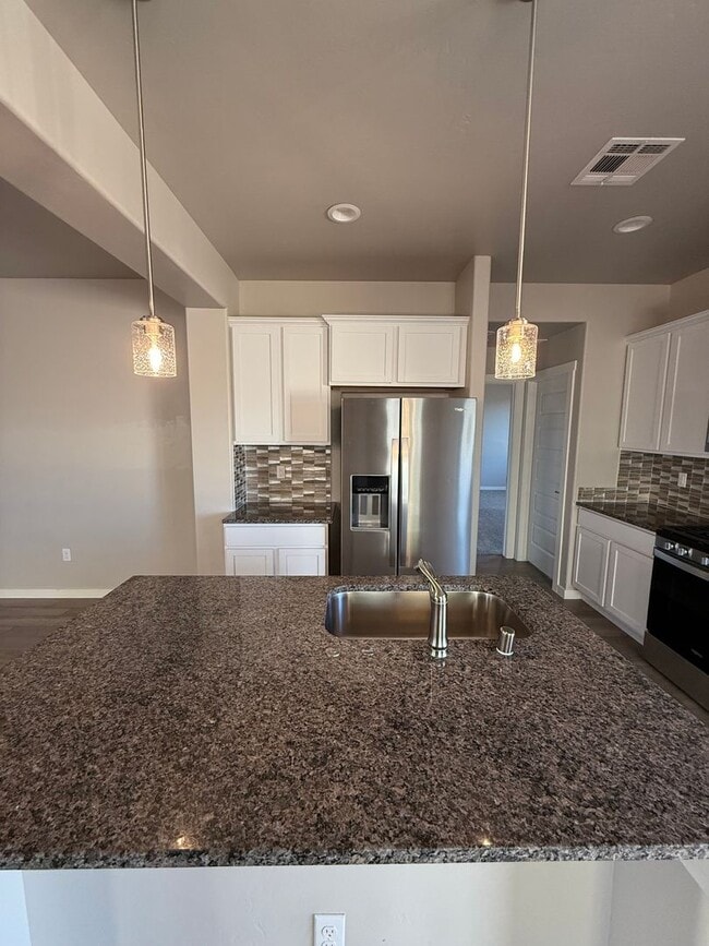 Building Photo - Modern 3 Bed, 2 Bath Home