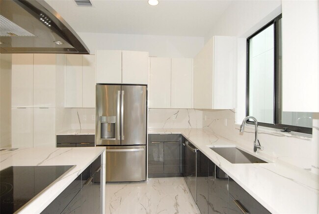 Building Photo - 1435 SW 23rd St