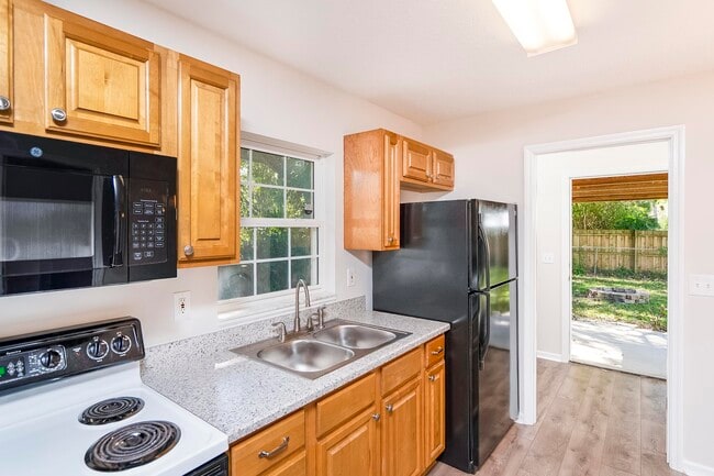 Building Photo - 241 Cantio Ave