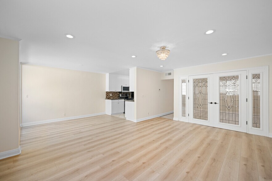 Building Photo - 14141 Dickens St