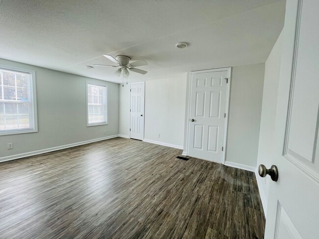 Building Photo - Completely remodeled 4 bedroom, 2 bath man...