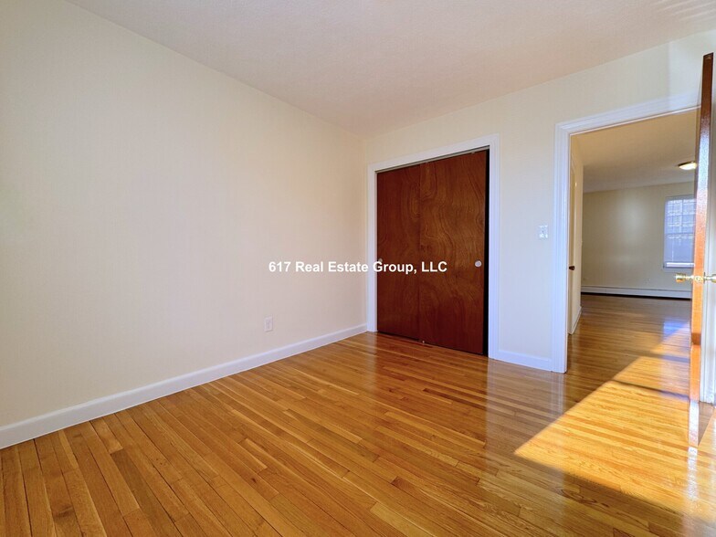 Building Photo - 172 N Beacon St