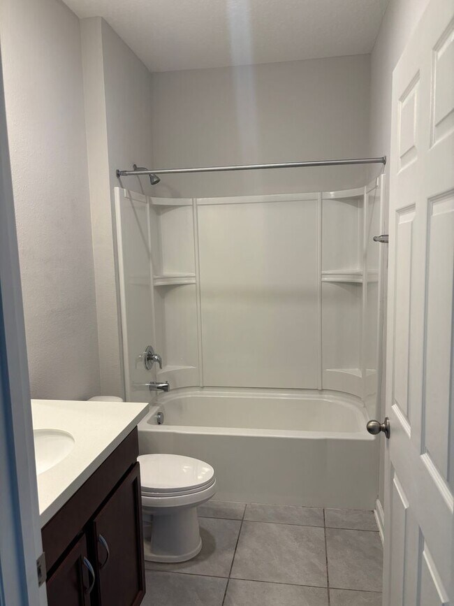 Building Photo - 4 Bedroom 3 Full Bath House in Convenient Location