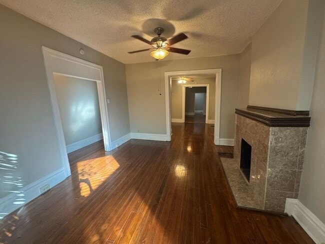 Building Photo - Beautiful 2 Bed 1 Bath Apartment with bonus room/office!