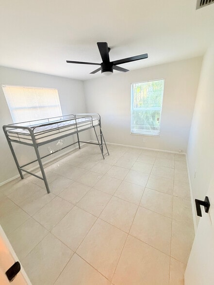 Building Photo - 1102 SE 8th Terrace