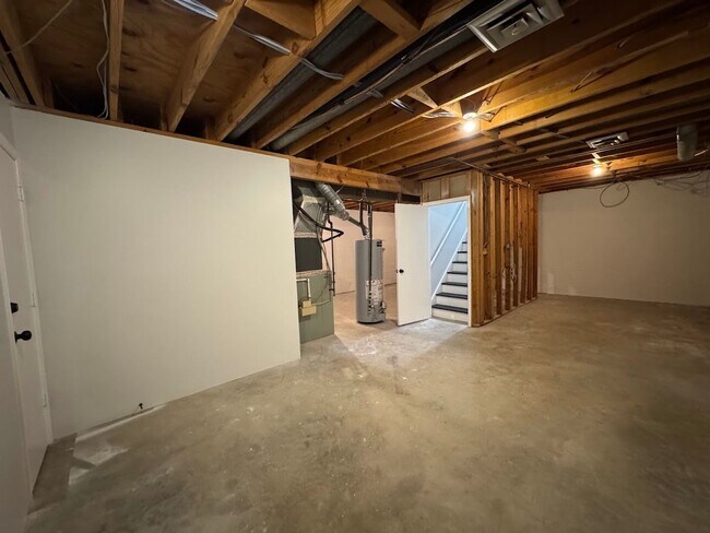 Building Photo - 2205 Hathaway Dr