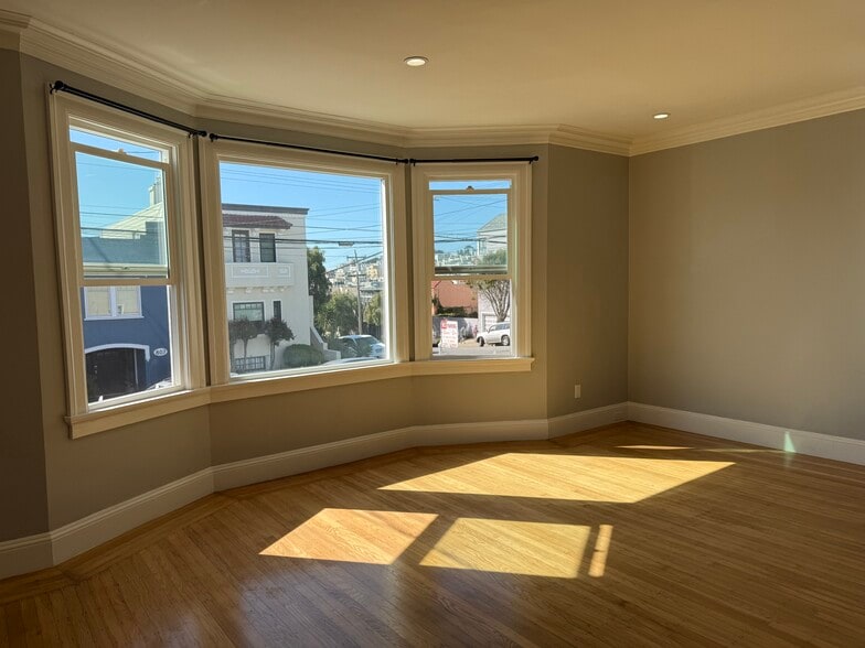 Building Photo - 806 42nd Ave