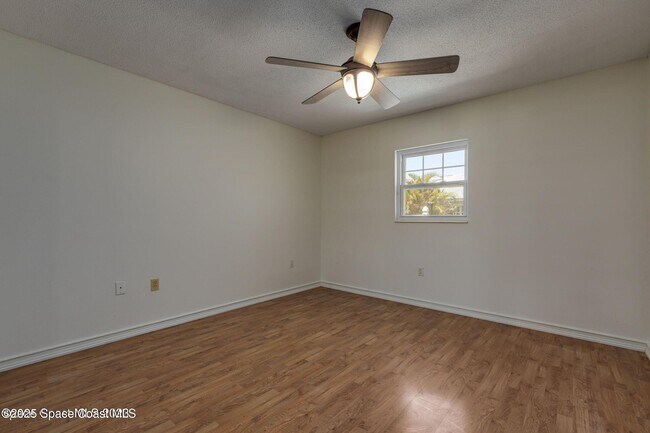 Building Photo - 302 Emerald Pl E