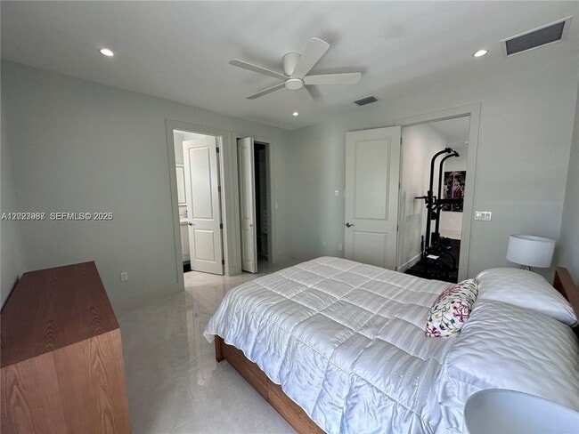 Building Photo - 8410 SW 65th Ave