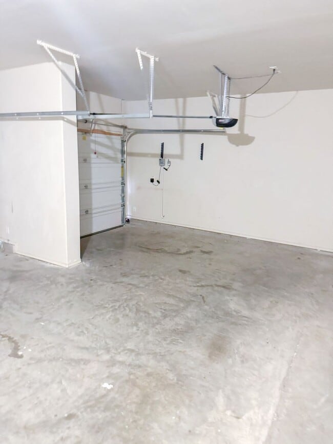 Building Photo - Available NOW!!!! Lovely 2 story home located in  Killeen, minutes from Ft. Cavazos, Hospitals an...