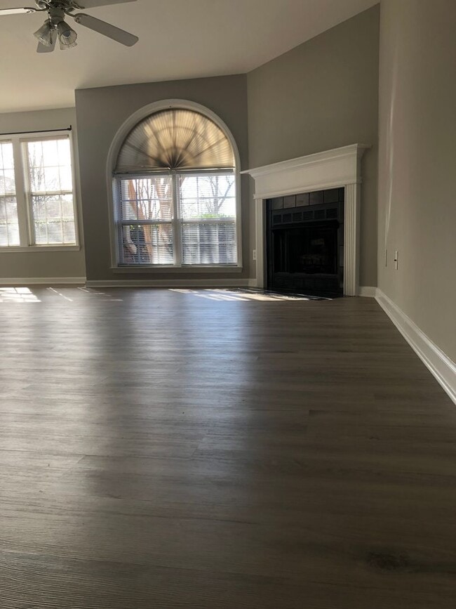 Building Photo - Beautiful, Maintenance Free Main Level Condominium in Ivy Glen!