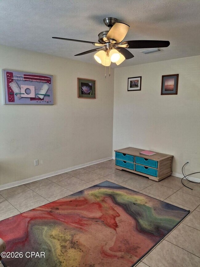Building Photo - Gorgeous Townhome with a view!