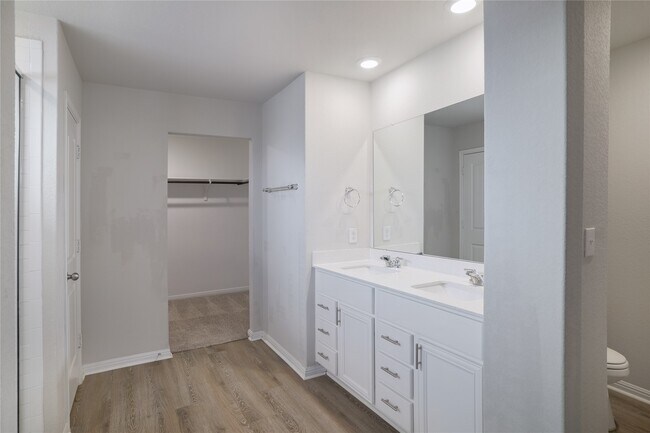 Building Photo - 445 Shiner Ln