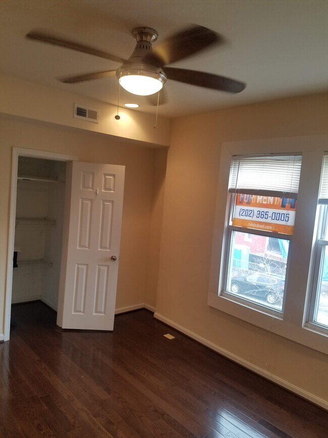 Building Photo - 1107 Penn St NE