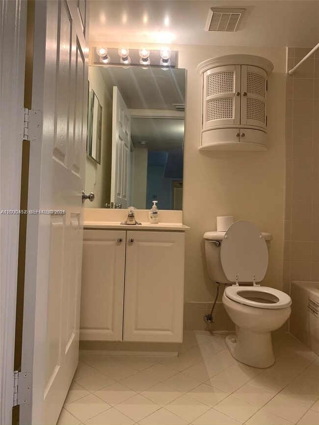 Building Photo - 529 E Sheridan St