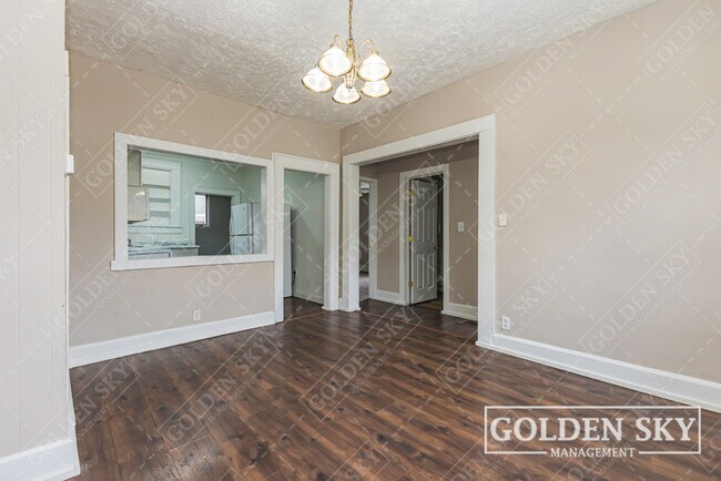 Building Photo - 409 S Celia Ave