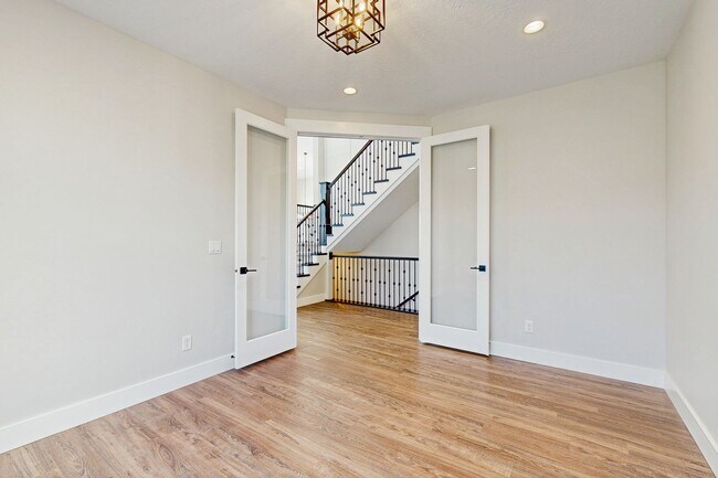 Building Photo - Large Spacious 4 Bedroom Home in Desirable Highland with Private Backyard and Finished Basement