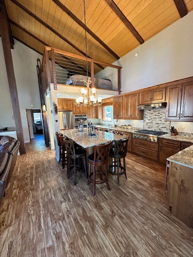 Building Photo - Spacious 4Bd pet friendly home available f...