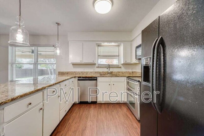 Building Photo - 516 Roberts Dr