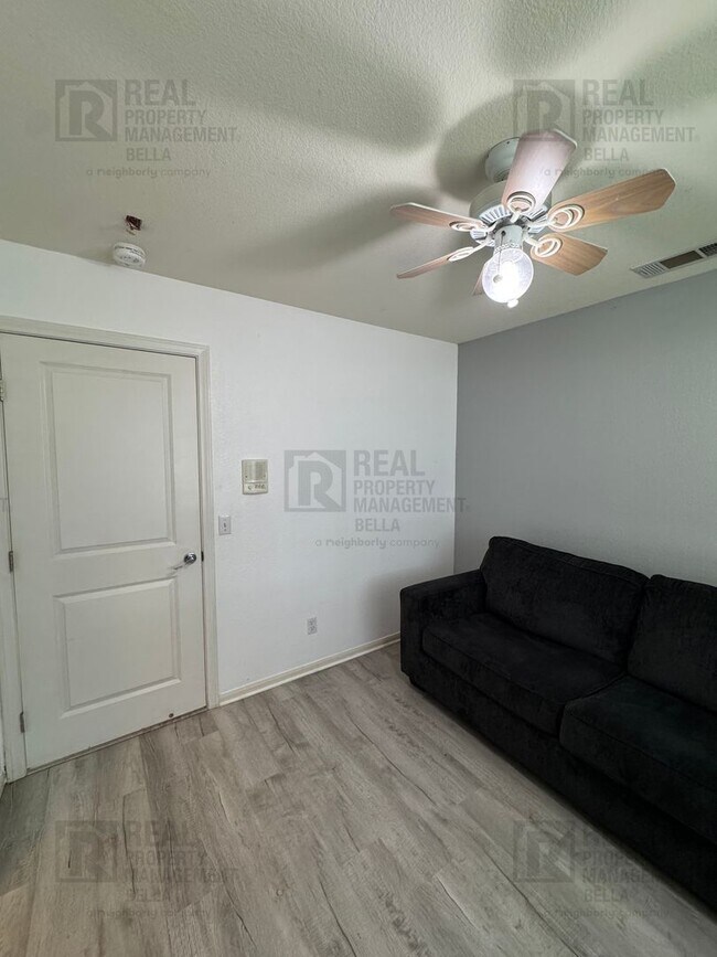 Building Photo - $750 MOVE-IN SPECIAL DISCOUNT AVAILABLE! Luxury Living Awaits: Stunning 4-Bedroom Cul-de-Sac Retr...