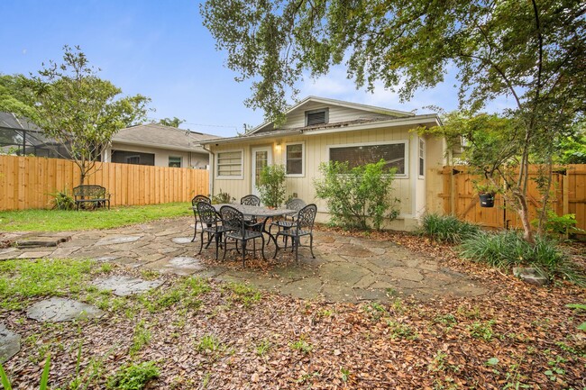 Building Photo - Spacious 2-Bedroom Home with Front Porch, ...