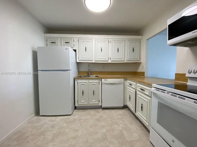 Building Photo - 800 Parkview Dr