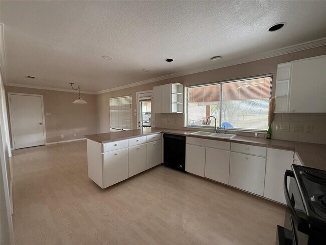 Building Photo - 5850 Dacy Ln