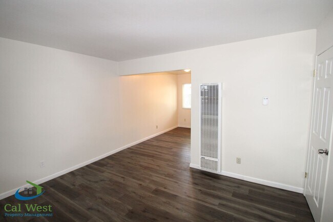 Building Photo - $2495 - 2 Bed 1.5 Remodeled 2 Story Towhn Home Near Keily and Saratoga