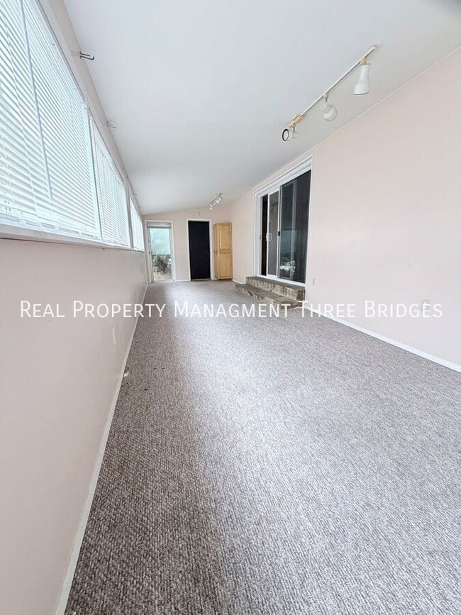 Building Photo - 90 Canisius Ln